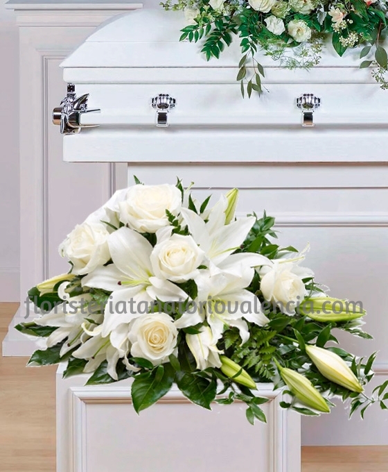 centro floral funerario alargado blanco